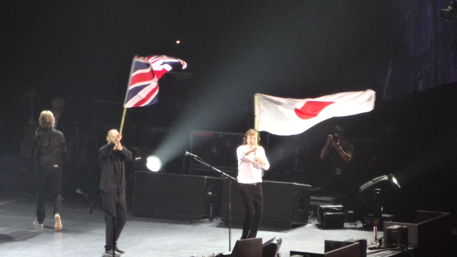ステージの上で旗を振るポール