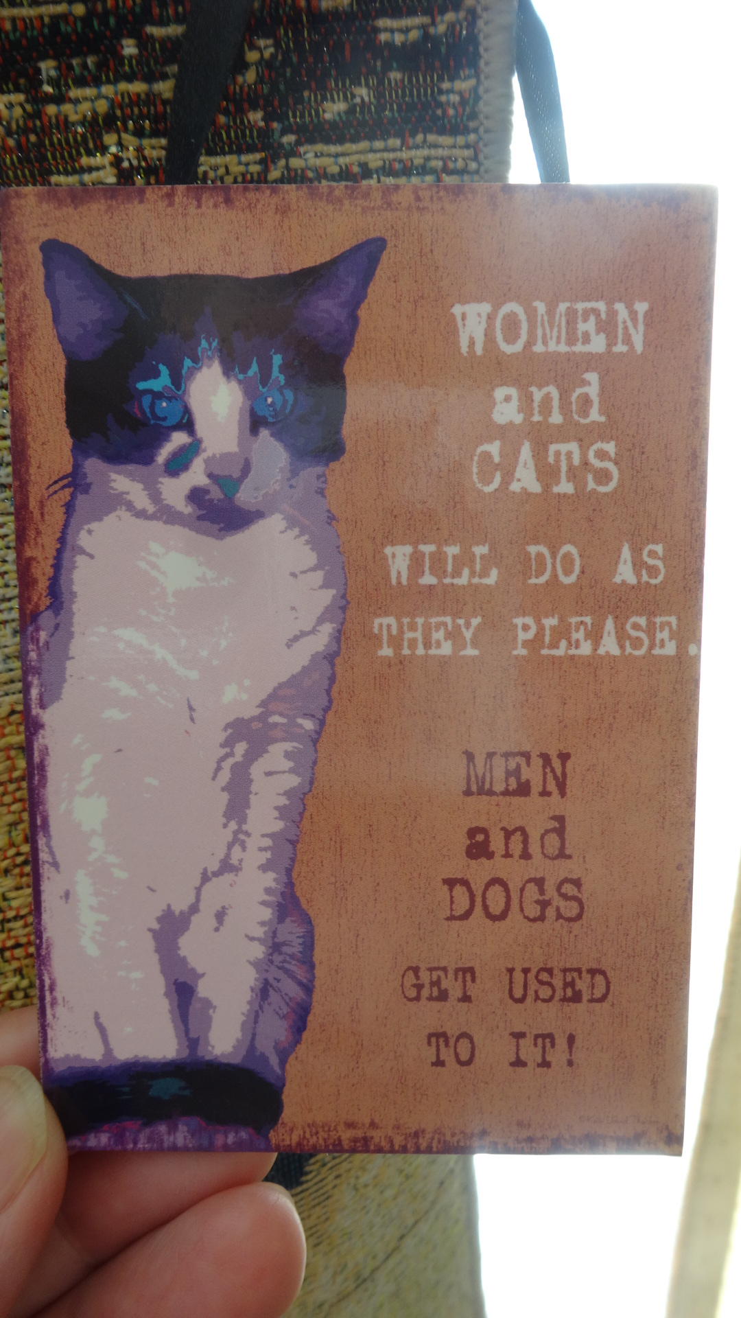 女性とネコは　自分たちが好きなように生きています　と書かれた標語