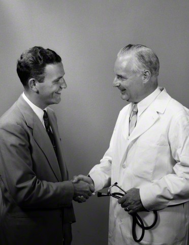 医者と患者が握手している写真