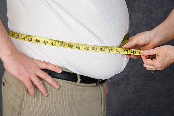 内臓脂肪を減らそうとする人の写真