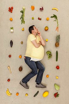 野菜を食べる男性