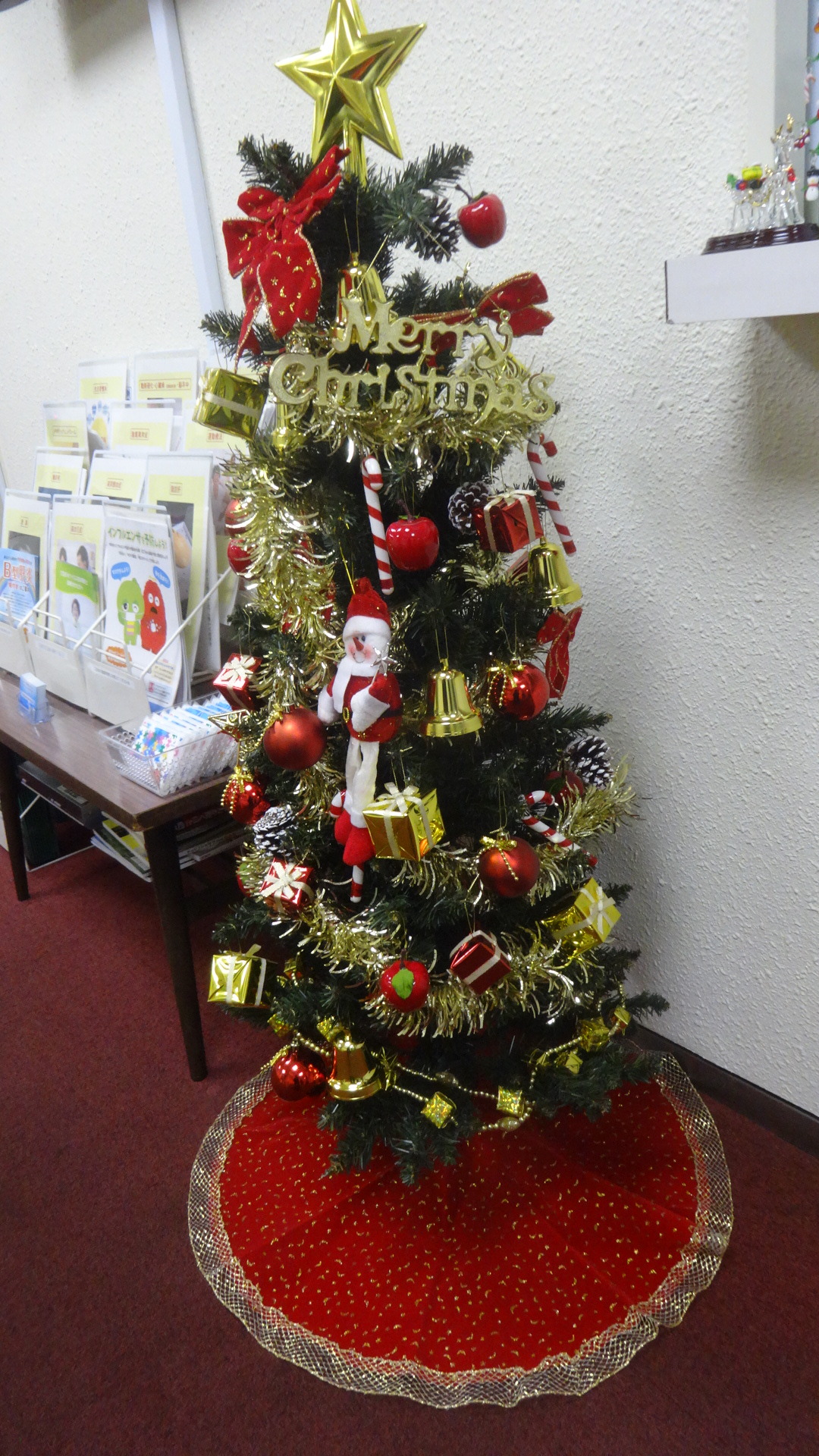 待合室に飾られたクリスマスツリー