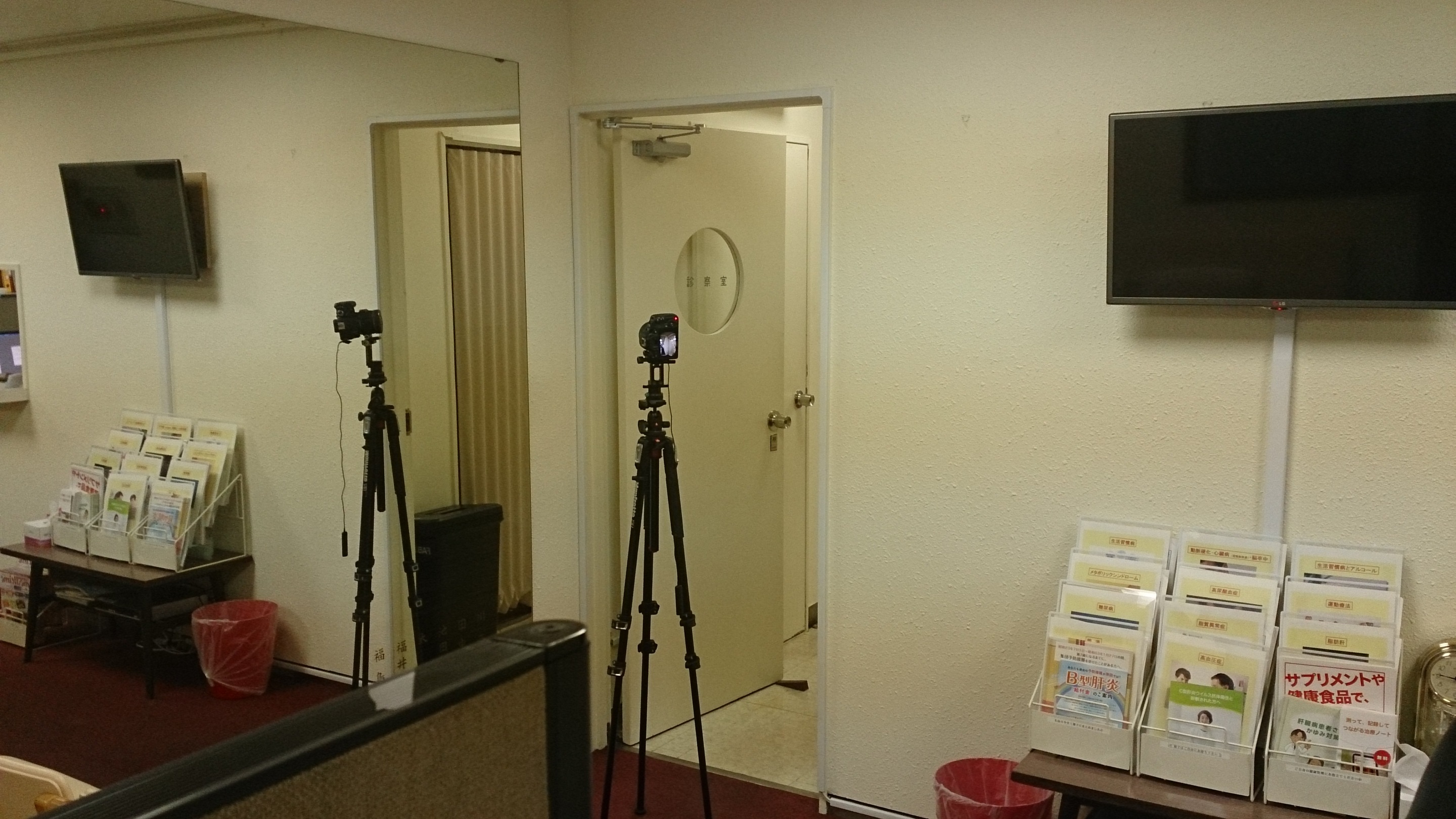 待合室におかれ360度撮影しているカメラ