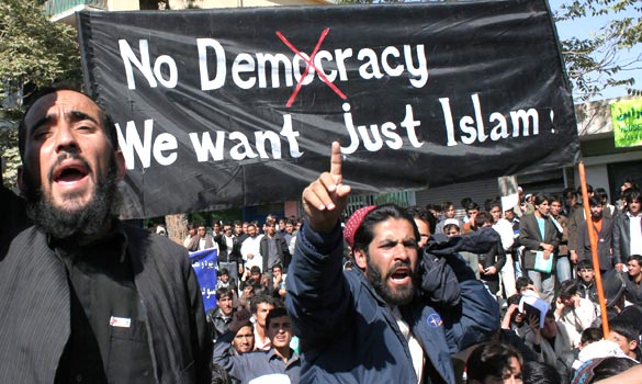 資本主義に反対するイスラム主義者たちのデモ