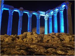 ブルーライトアップされるギリシア神殿