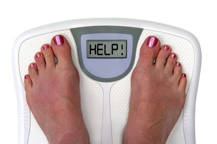 体重測定をする人の写真