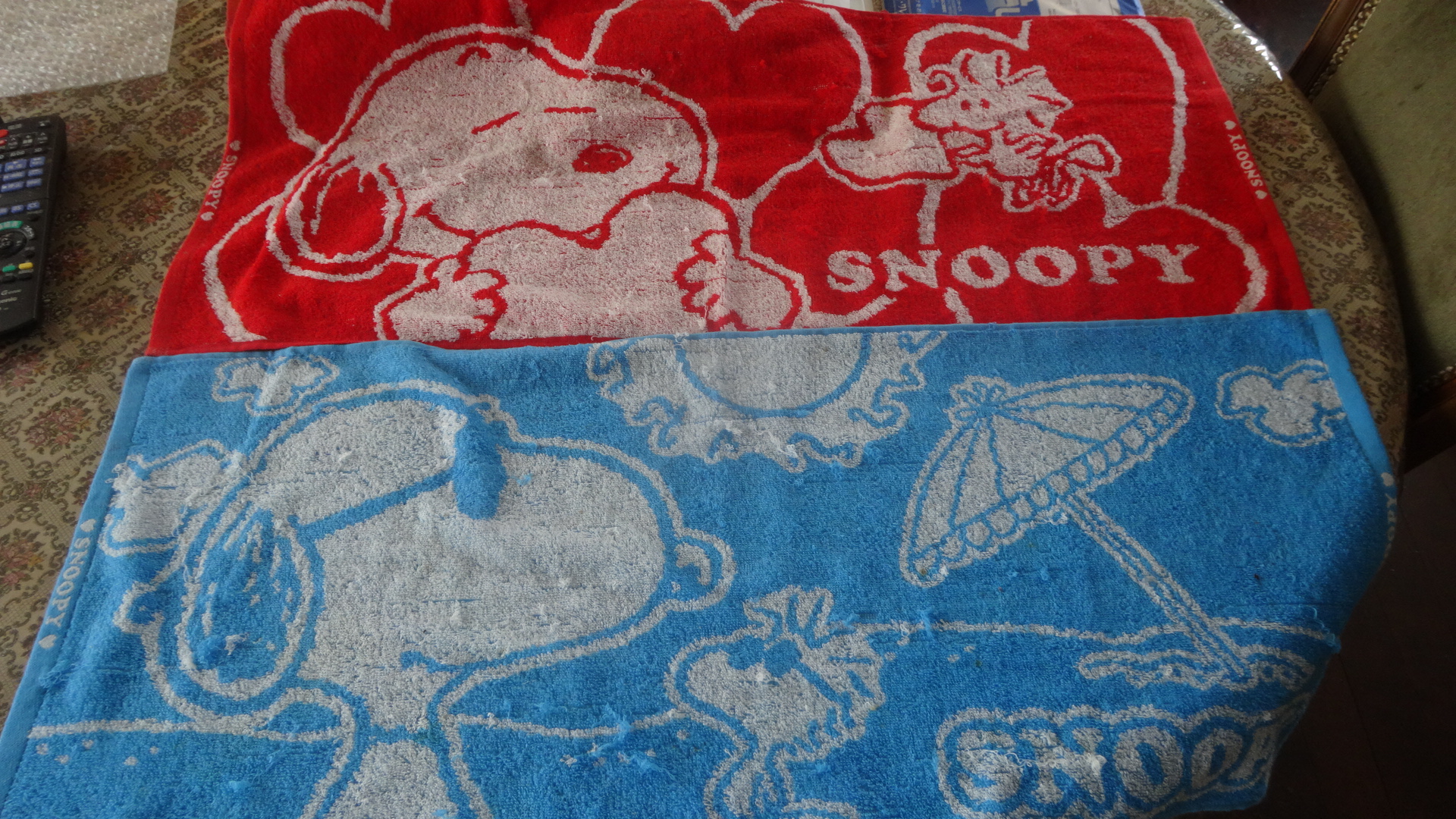 赤と青の2枚のスヌーピー柄のタオル