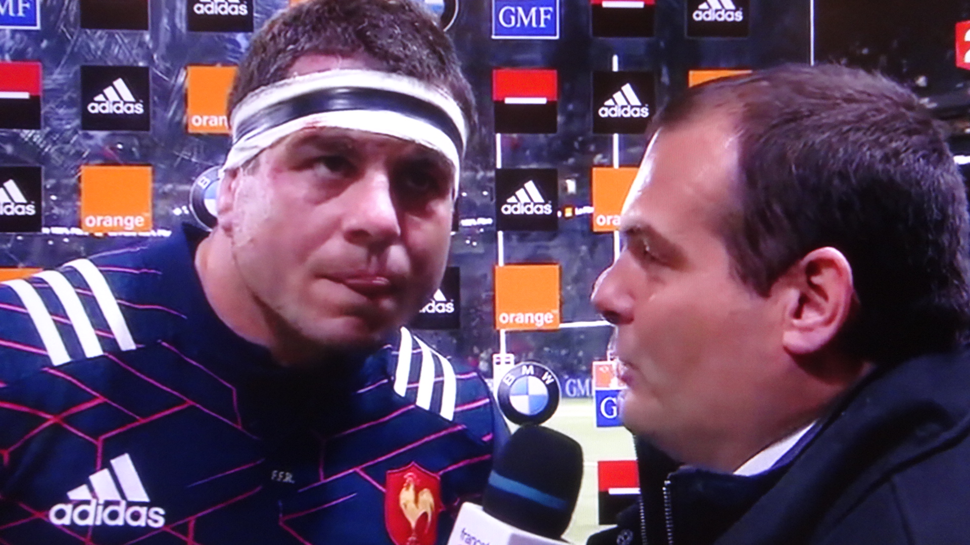沈痛な表情でインタビューを受けるフランス選手