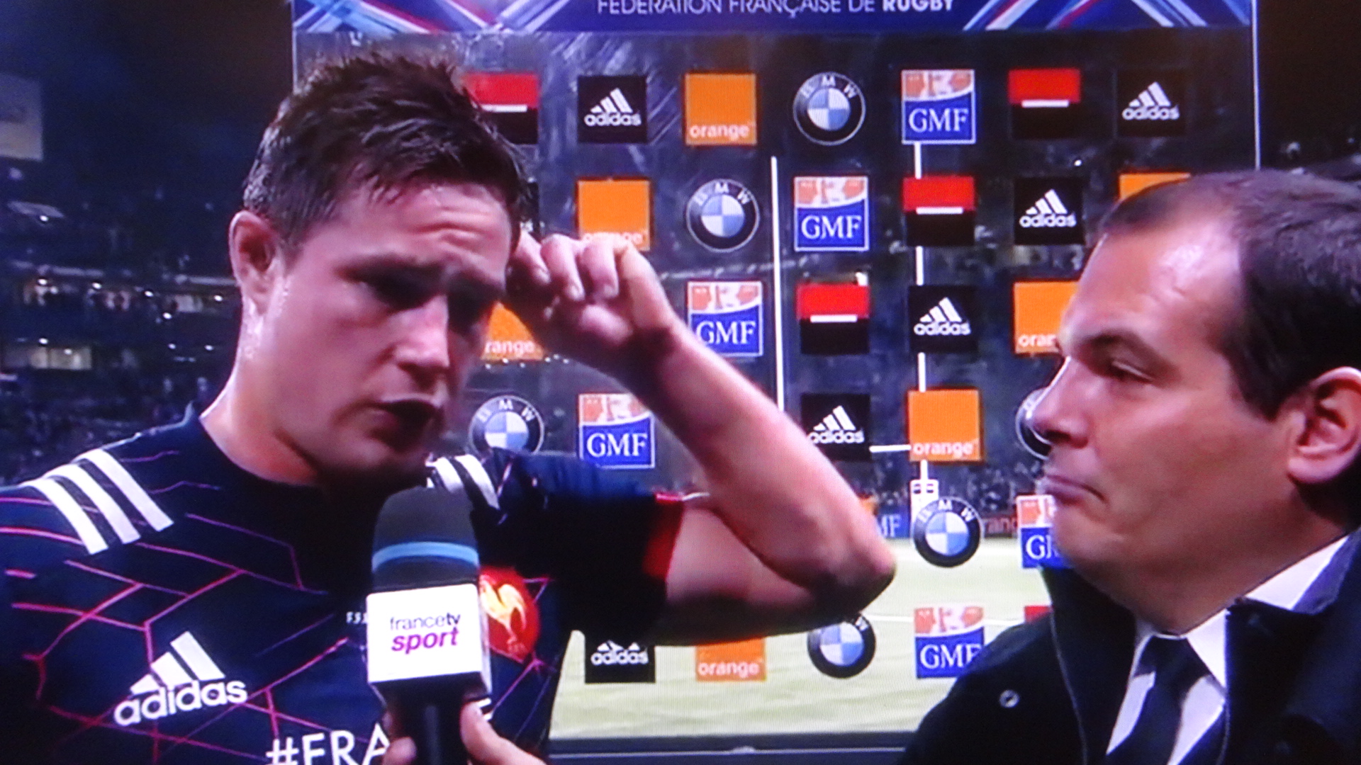 沈痛な表情でインタビューを受けるフランス選手その２