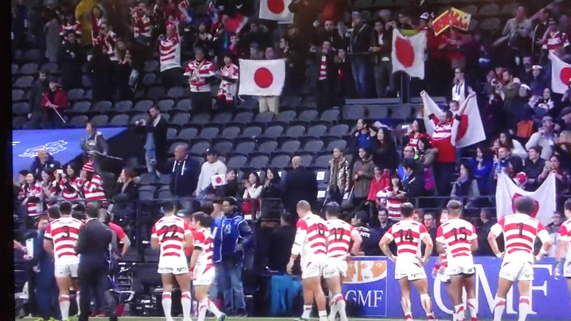 応援の観客に答える日本代表の選手たち