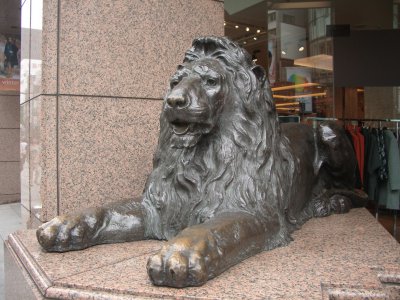 本館入口のライオン像