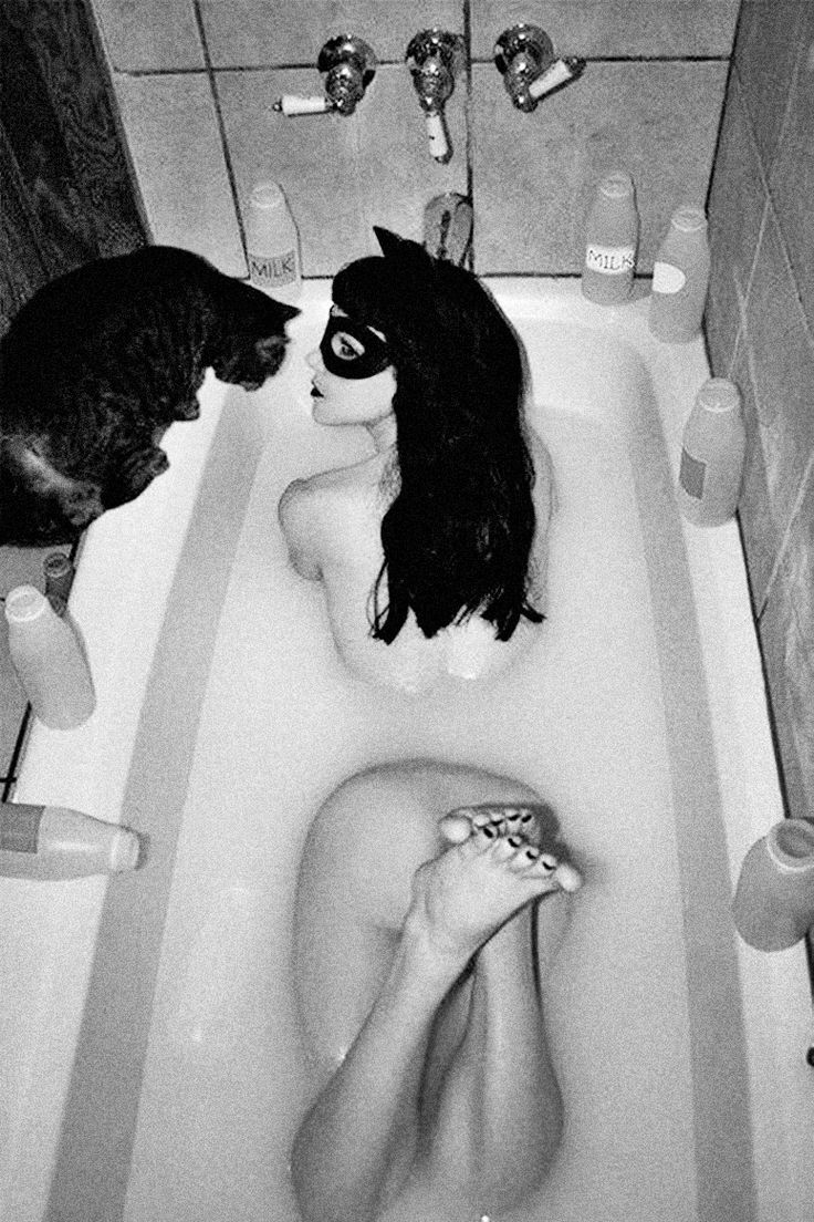 官能的な女性と黒ネコの写真