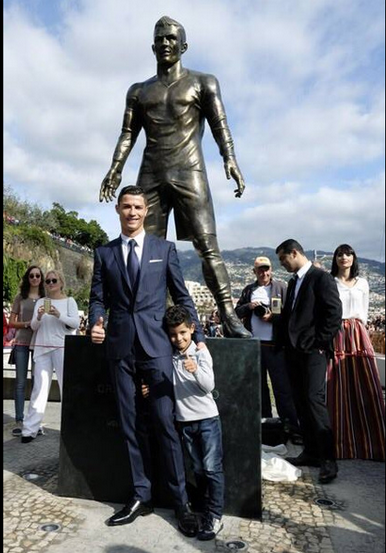 マデイラ島に建てられた自分の彫像の前に立つクリスチャーノ・ロナウド