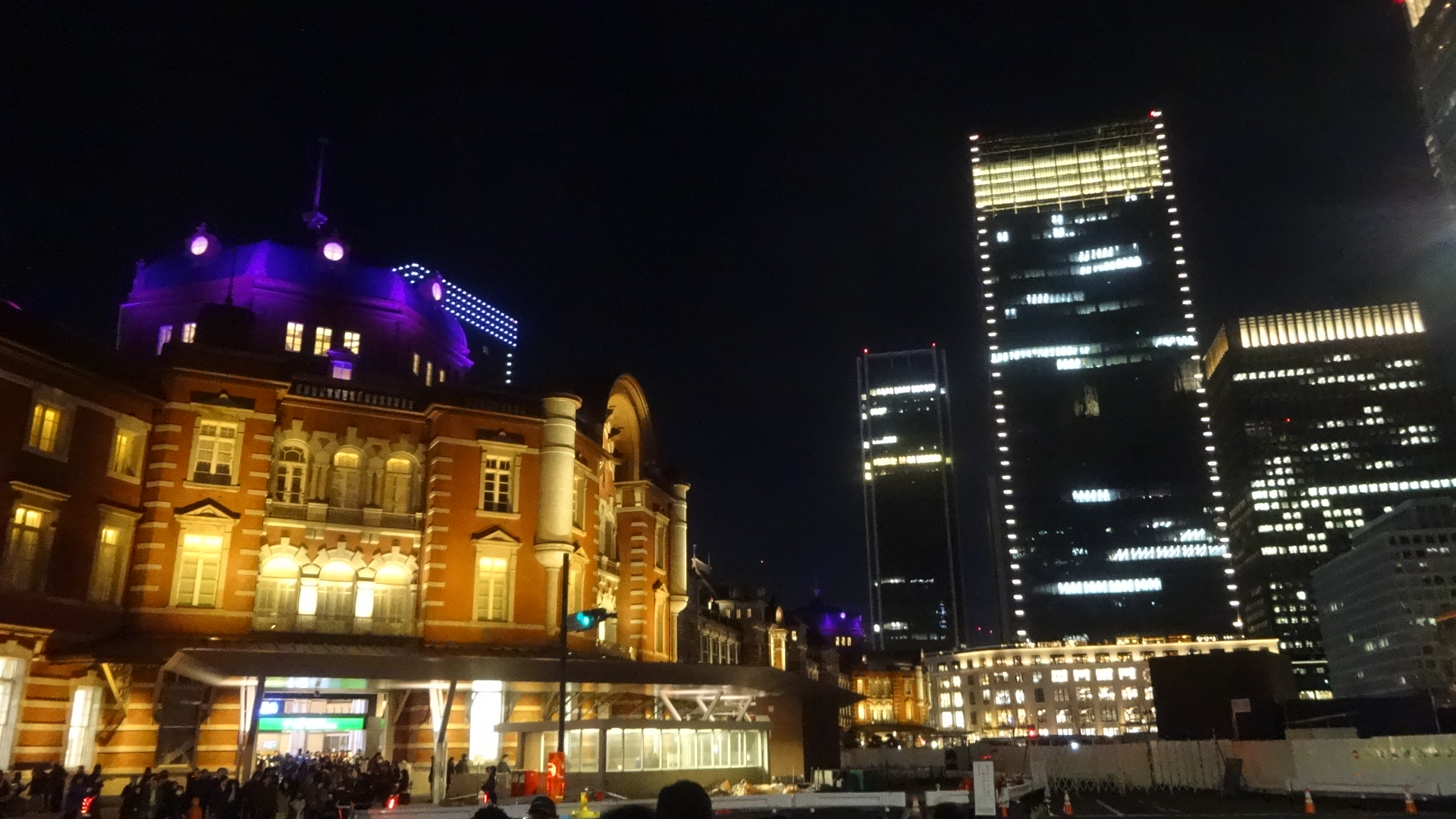 ライトアップされた東京駅の駅舎と丸の内の高層ビル群