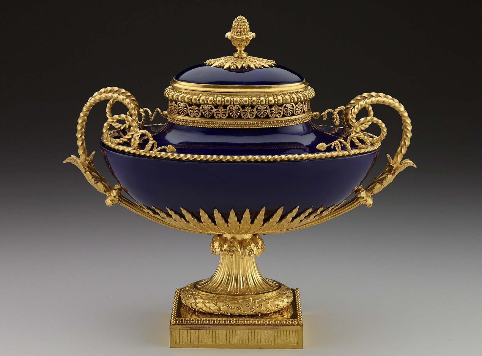 金の装飾が施されたセーブルブルーの陶器