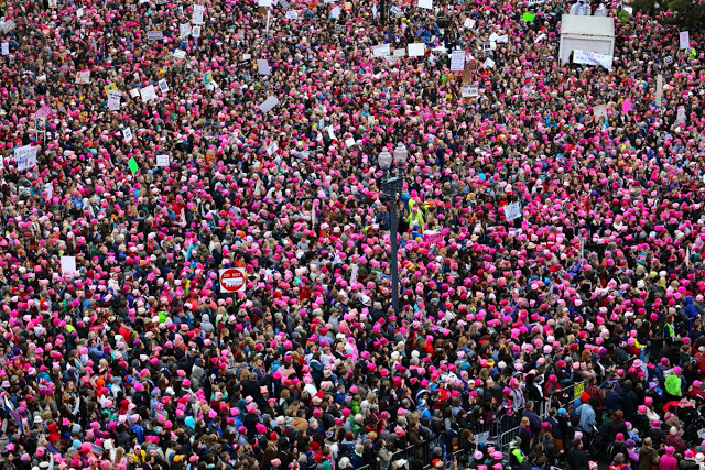 ピンク１色に染まった大統領就任スピーチ翌日のワシントンの議事堂前の広場