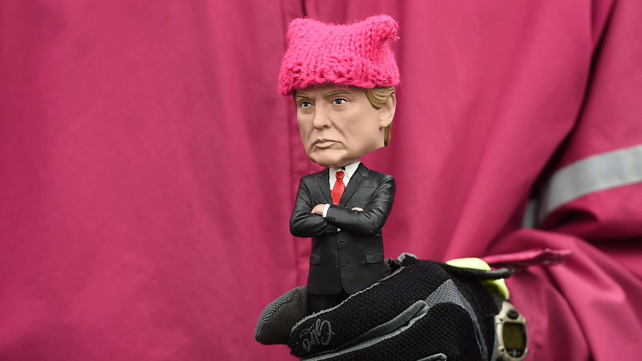 ピンクの帽子をかぶったトランプ人形