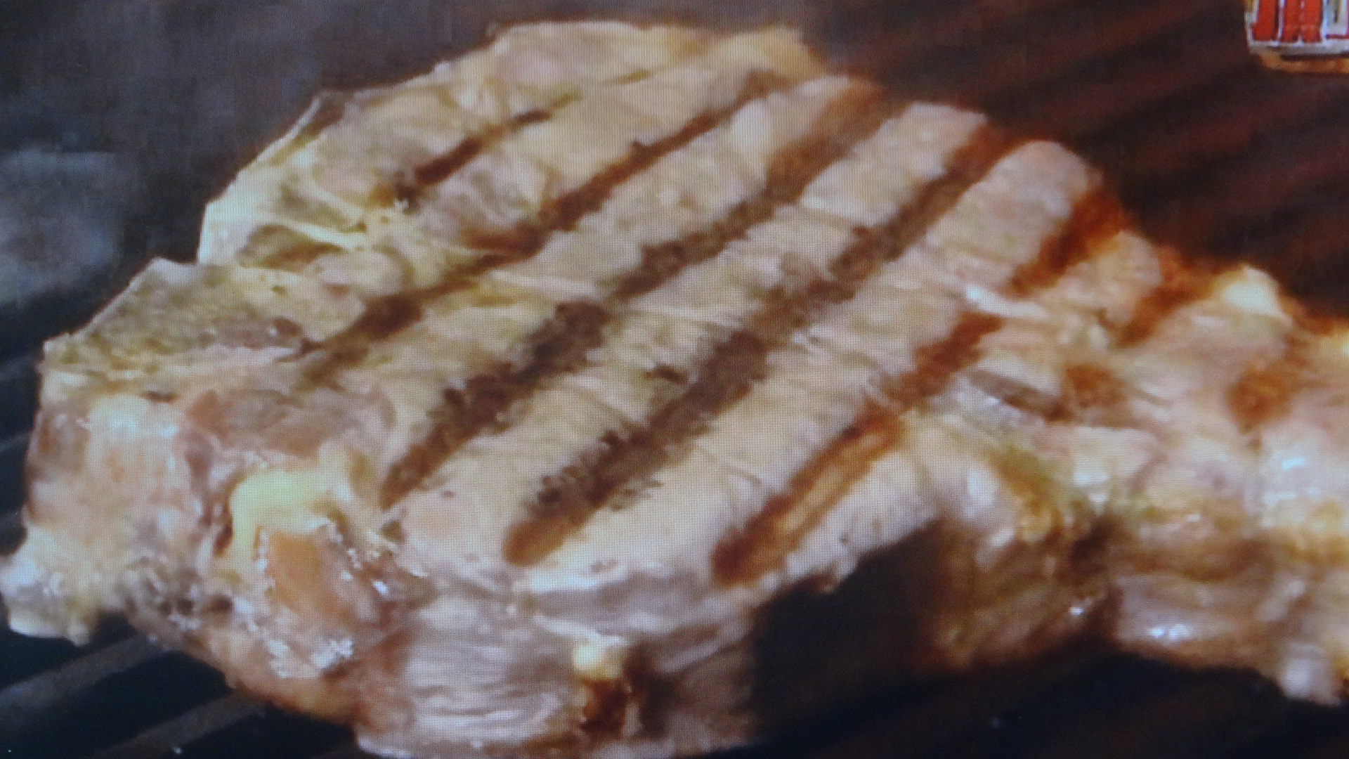 鉄板の上でひっくり返された肉