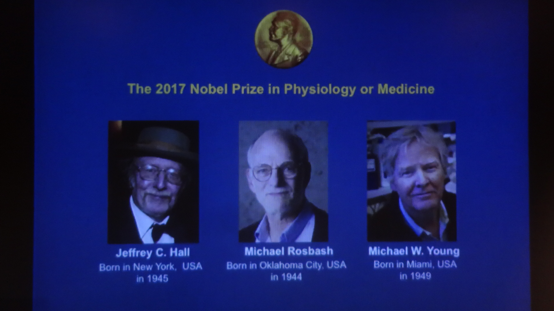 今年のノーベル賞がサーカディアン・リズムの研究者に贈られることを発表するノーベル財団のホームページ