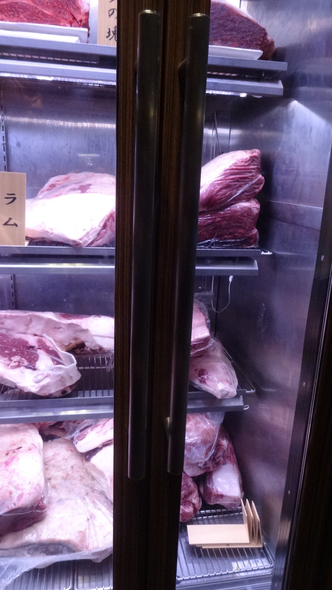 冷蔵庫に収納されている熟成肉の塊