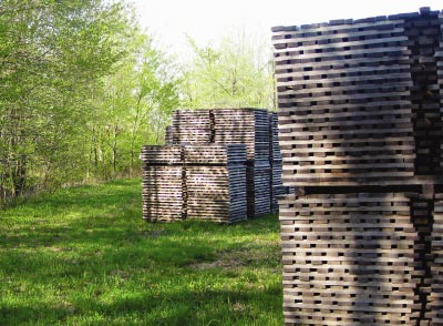 屋外に置かれた樽を作る木材の写真