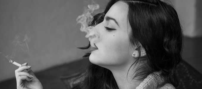 タバコを吸う女性の写真