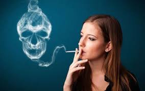 タバコを吸う女性の写真２