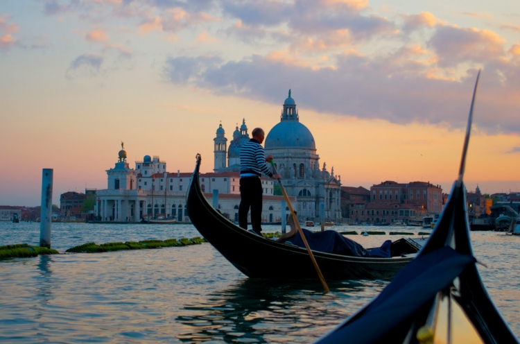 ヴェネツィアの運河とゴンドラの風景