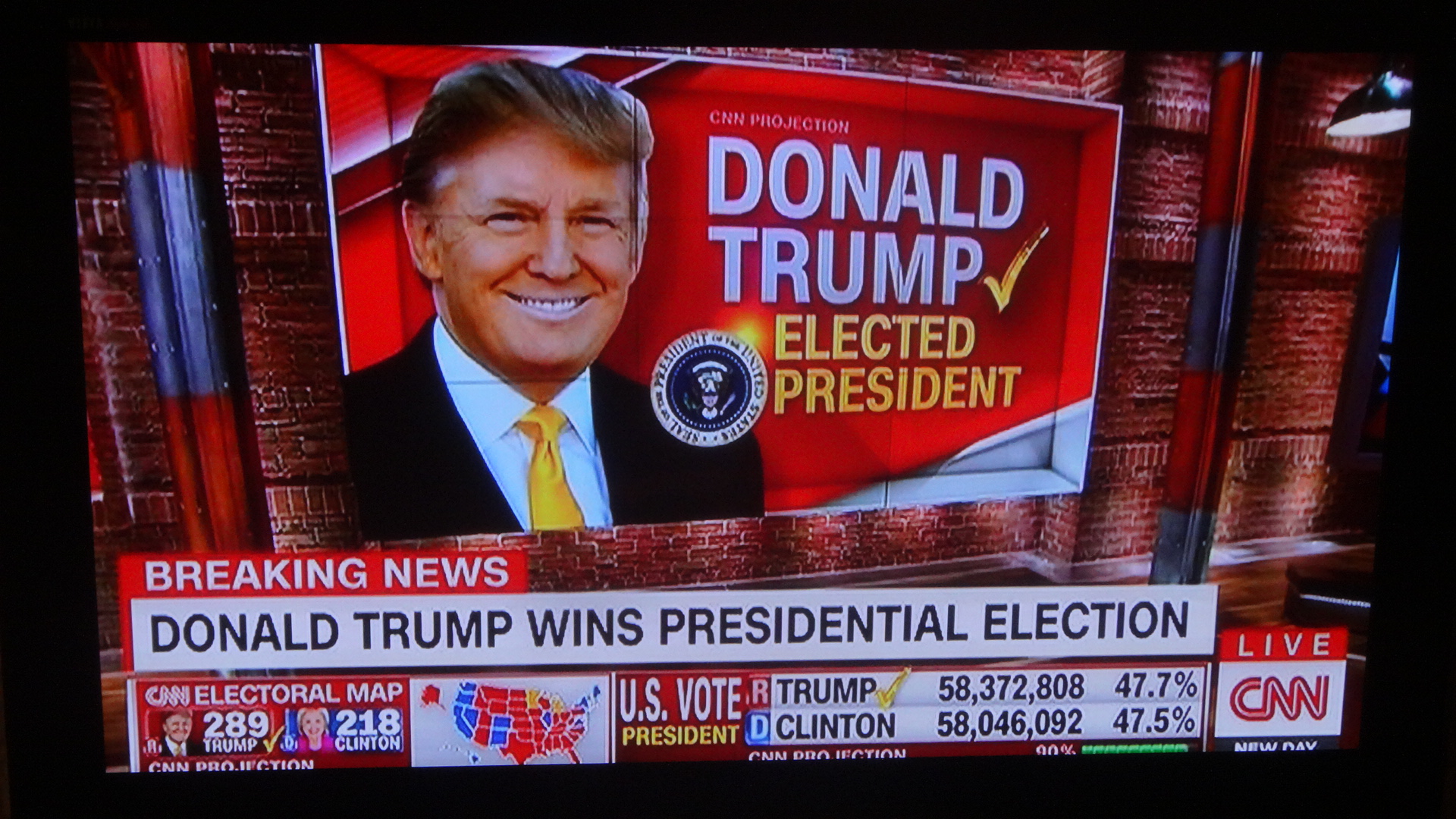 "トランプの大統領選挙勝利を伝えるテレビ放送