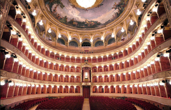 ローマ歌劇場の内部の写真