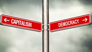 資本主義と民主主義は相反するか？と問うプラカード