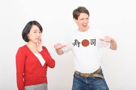 漢字Tシャツを着た外国人男性