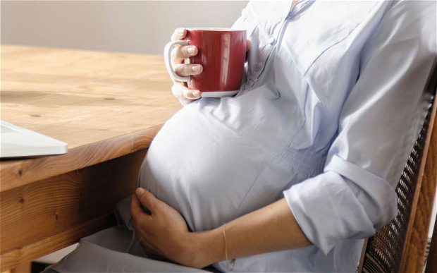 コーヒーを飲む妊婦