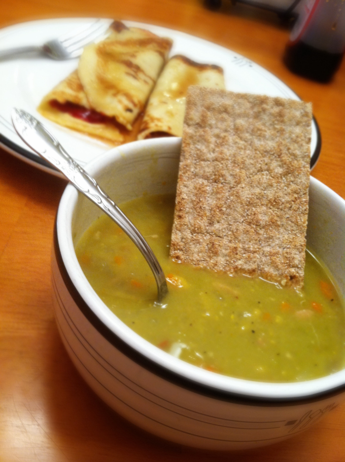 豆スープとクリスプ・ブレッドの写真