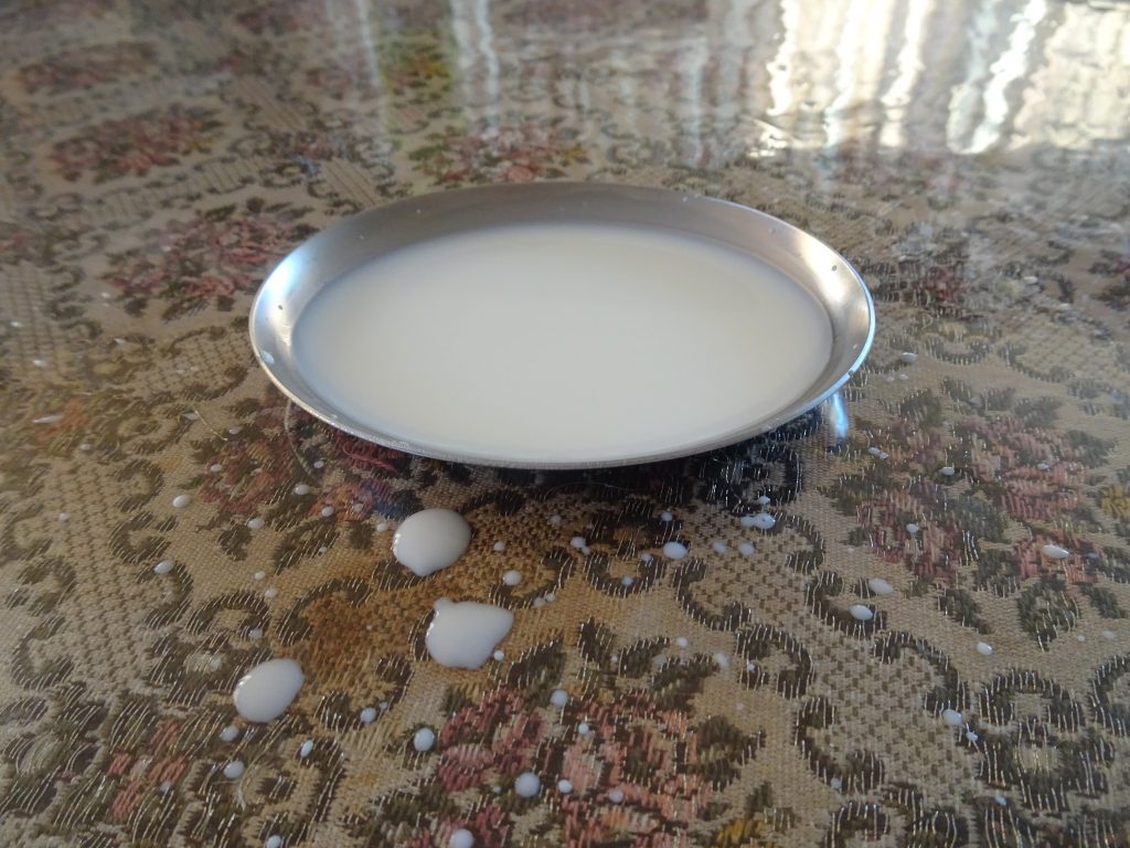 テーブルの上に飛び散ったミルク