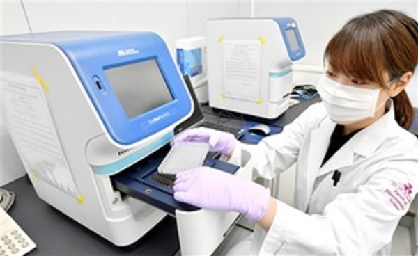 PCR検査を行う高額な機械