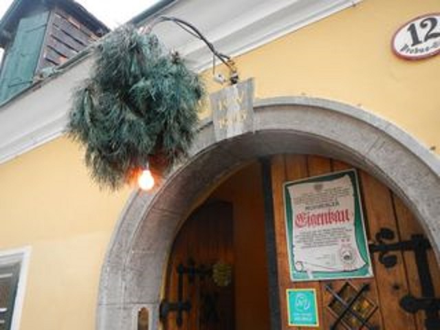 ホイリゲの入口の軒先に飾られた小枝の束